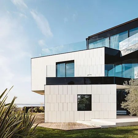 Striking Istria 5 Bedrooms Rojska Beachfront Location וילה