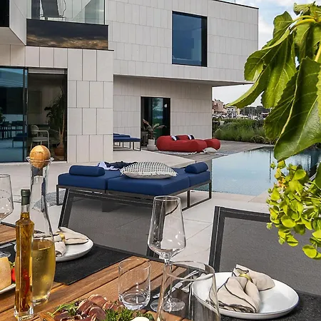 וילה Striking Istria 5 Bedrooms Rojska Beachfront Location