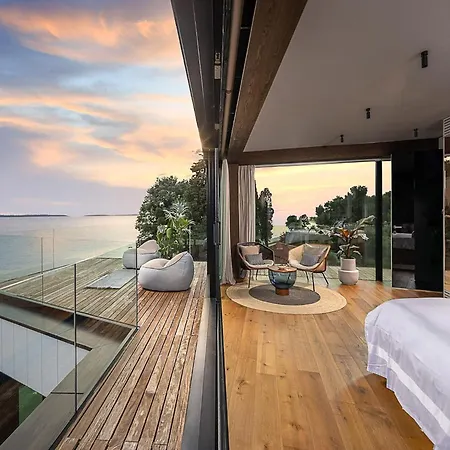 Striking Istria 5 Bedrooms Rojska Beachfront Location וילה פאז'אנה