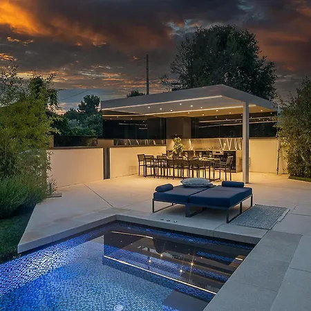 וילה Striking Istria 5 Bedrooms Rojska Beachfront Location