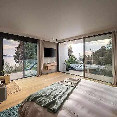 Striking Istria 5 Bedrooms Rojska Beachfront Location 别墅
