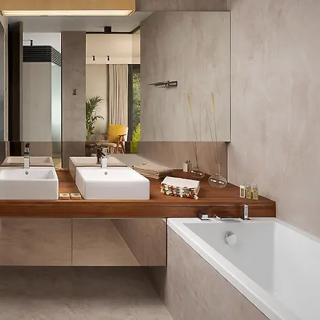 Striking Istria 5 Bedrooms Rojska Beachfront Location 别墅