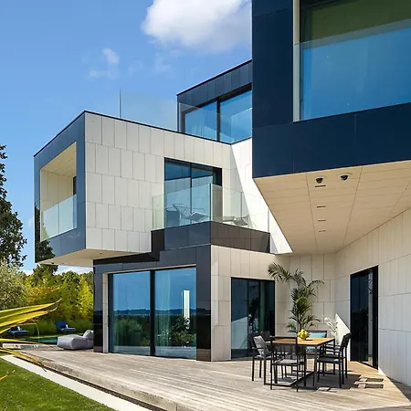 Striking Istria 5 Bedrooms Rojska Beachfront Location וילה *