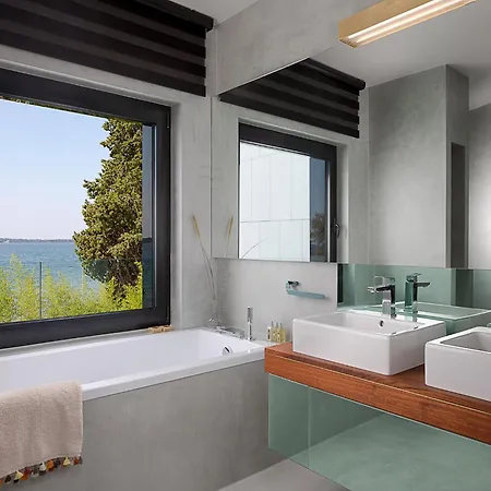 Striking Istria 5 Bedrooms Rojska Beachfront Location וילה פאז'אנה